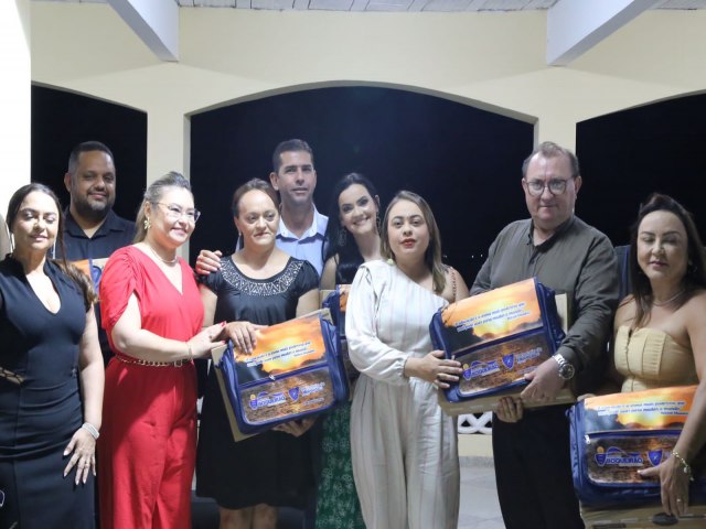 Prefeitura de Boqueirão realiza entrega de computadores aos professores da rede municipal de ensino durante confraternização