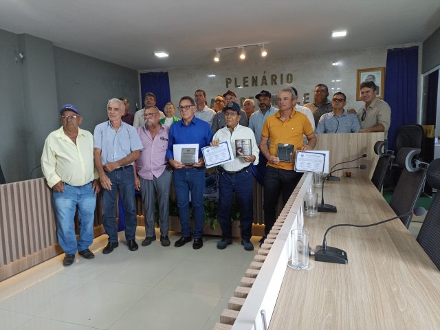 Cmara de Vereadores de Boqueiro homenageia ex-presidentes