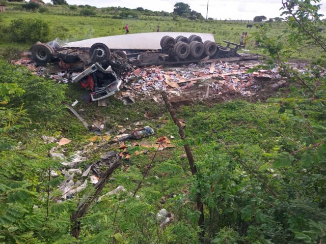 Motorista perde o controle e carreta tomba na AL 115 em trecho da Serra das Espias