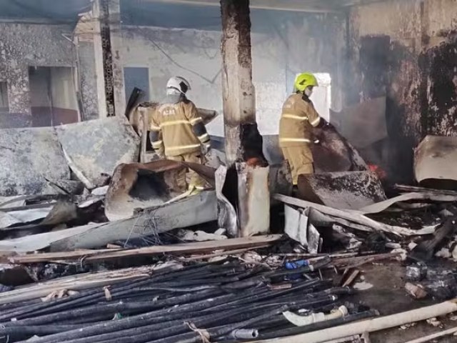 Incndio atinge prdio de antigo supermercado em Rio Branco