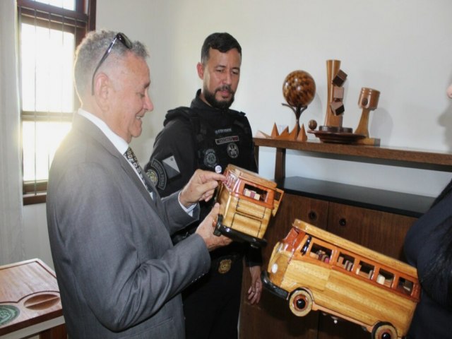 Fbrica de instrumentos musicais do Iapen recebe visita do Tribunal de Justia do Acre