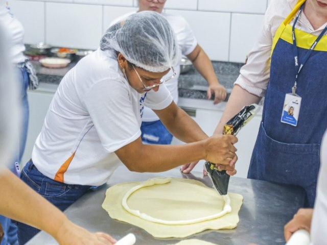 Governo do Estado, prefeitura e Senac certificam mulheres que participaram do curso profissionalizante de preparo de pizza