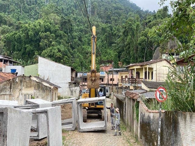 Comearam a obras de drenagem e pavimentao da Rua Godofredo Domingos, na Vila Histrica de Mambucaba.