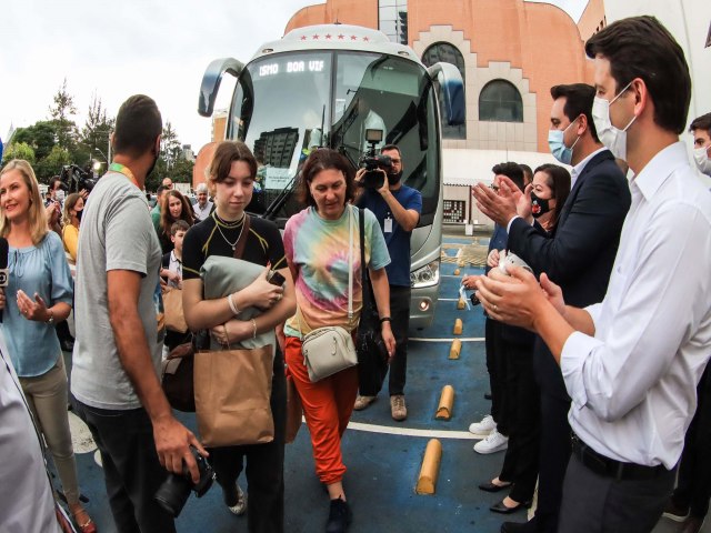Grupo de 47 ucranianos chega ao Brasil em acolhida humanitria