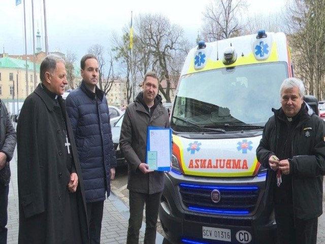 Cardeal Krajewski entrega na Ucrnia ambulncia doada pelo Papa