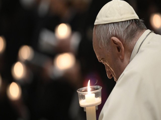 Viglia pascal: Com Jesus, nenhuma noite  infinita, afirma o Papa