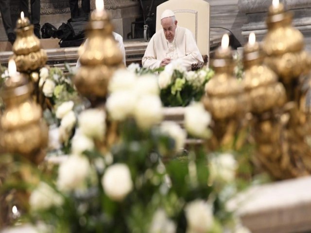 Papa na Festa da Divina Misericrdia: Jesus nos quer teceles de reconciliao