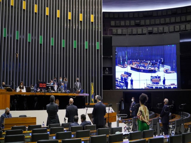 Cmara aprova MP com piso permanente de R$ 400 para Auxlio Brasil