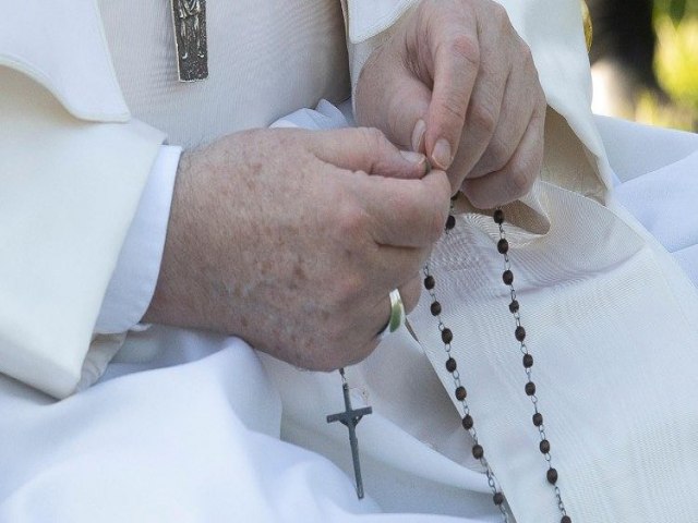 O Papa concluir o ms mariano com o tero  Rainha da Paz