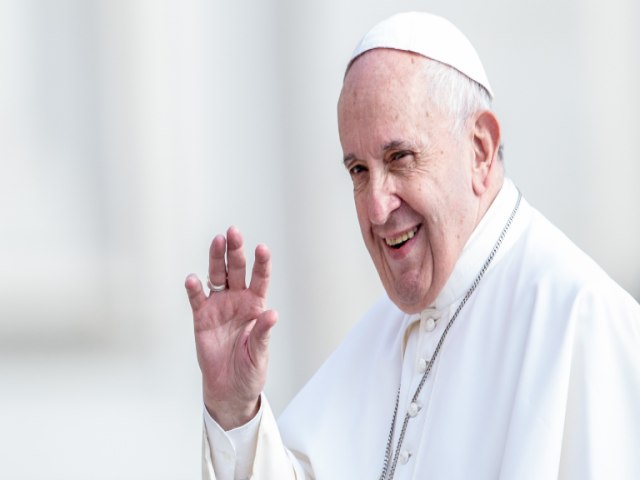 O Papa: a porta estreita de Jesus nos torna capazes de acolher a verdadeira vida