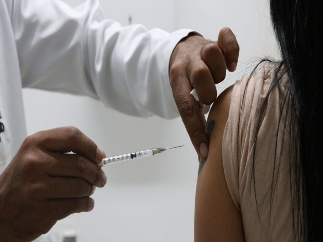 Covid-19: primeiros testes de vacina brasileira tero 400 voluntrios