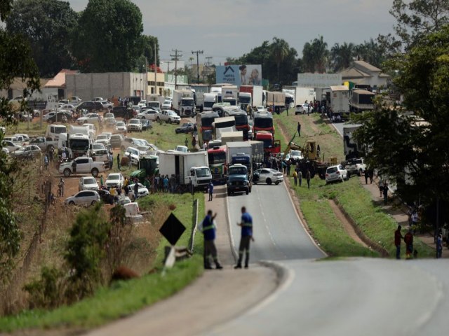 Mesmo após Justiça ordenar desbloqueio, caminhoneiros seguem nas rodovias do país