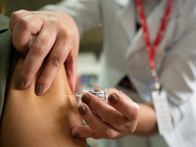 Vacinao-modelo em Serrana reduziu mortes e casos graves de COVID mesmo com variantes, indica estudo