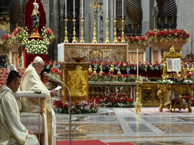 A gratido do Papa a Bento XVI: S Deus conhece seus sacrifcios pelo bem da Igreja