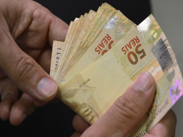 MP que reajusta salário mínimo para R$ 1.320, ainda não publicada, provoca tensão no governo