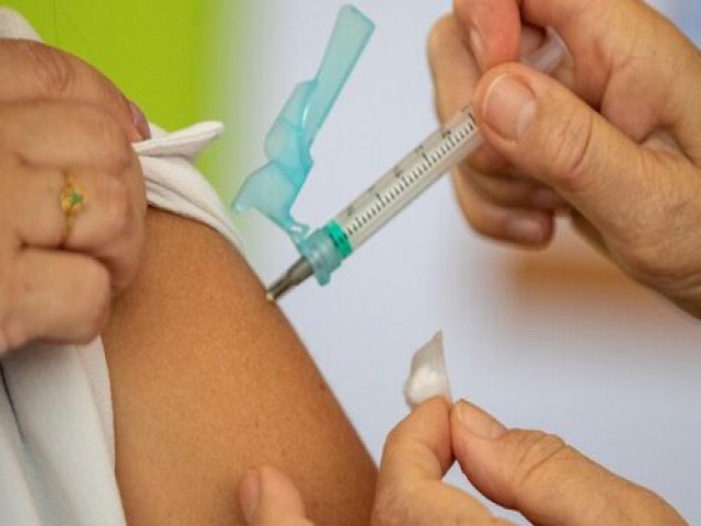 Mais de 4,5 milhões de brasileiros do grupo prioritário já tomaram a vacina bivalente contra a Covid-19