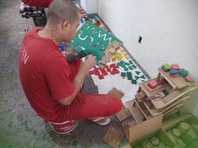 Mais de mil brinquedos fabricados por presos de Lavras sero doados a crianas no domingo de Pscoa  