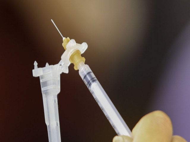 Fora-tarefa ir vacinar 8 mil indgenas em reas de difcil acesso