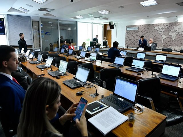 Comissão de Relações Exteriores  aprova texto que inclui exame de validação de diplomas no PNE