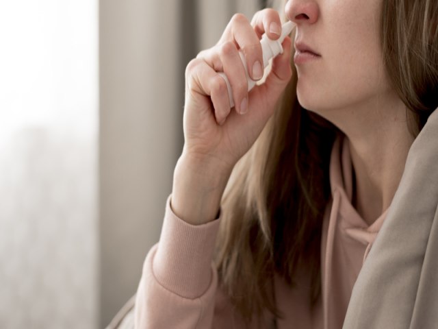 Descongestionantes nasais causam dependência e especialista alerta quanto aos riscos à saúde