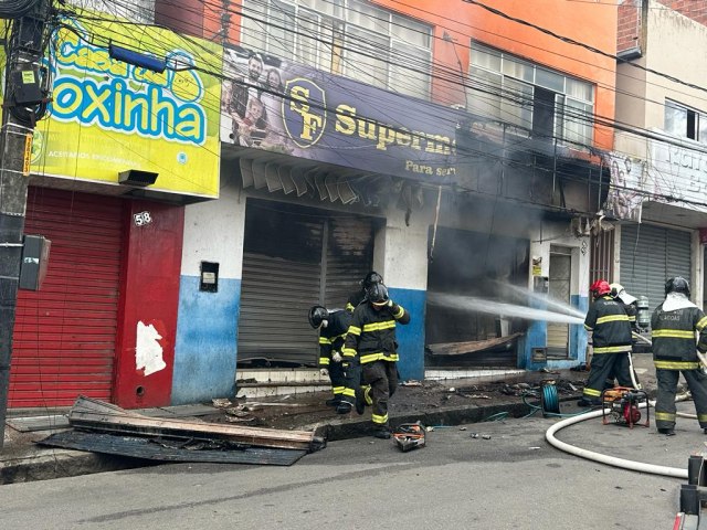 Supermercado no Centro de Palmeira dos Índios fica destruído após incêndio