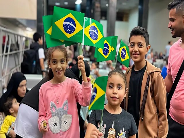 Brasileiros que estavam em Gaza chegam ao Brasil nesta segunda