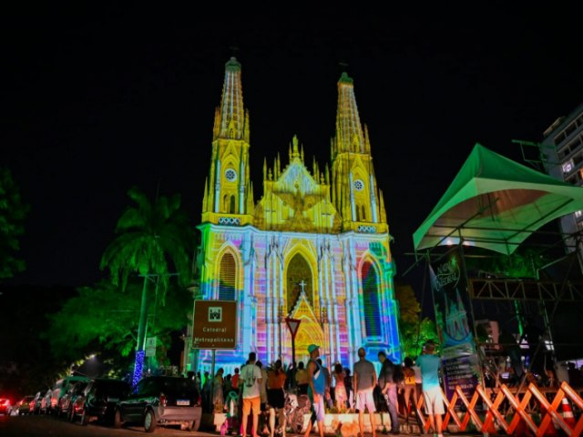 Catedral de Vitria e Jardim Camburi acendem luzes de Natal em momento mgico