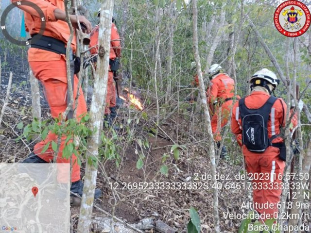 Bombeiros militares controlam incndio florestal na rea de proteo ambiental na Serra do Barbado