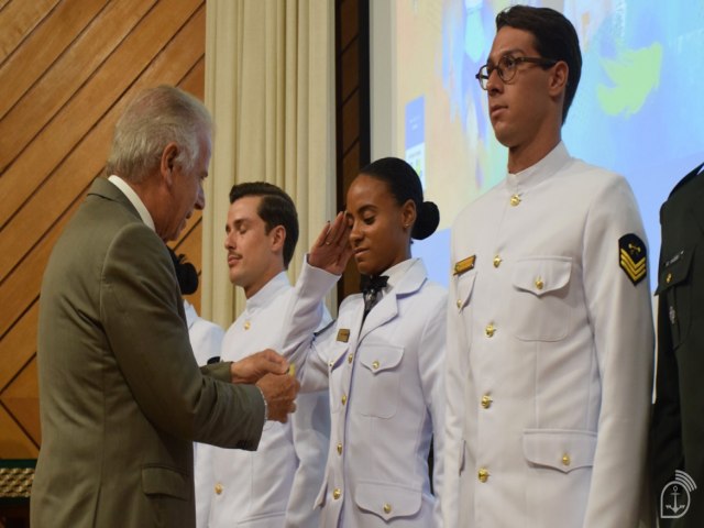 Militares da Marinha so homenageados com a Imposio da Medalha Mrito Desportivo Militar