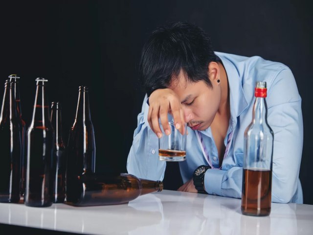 Excesso de bebidas alcolicas  uma das principais causas de cirrose heptica