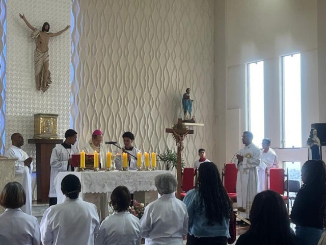 Dom Walmor celebra com fiis do Aglomerado da Serra a Festa de Santa Dulce dos Pobres