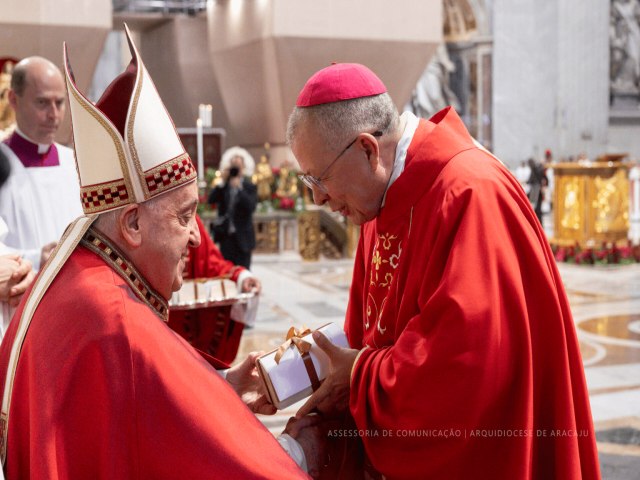 Dom Josaf receber imposio do plio arquiepiscopal do representante do Papa no Brasil