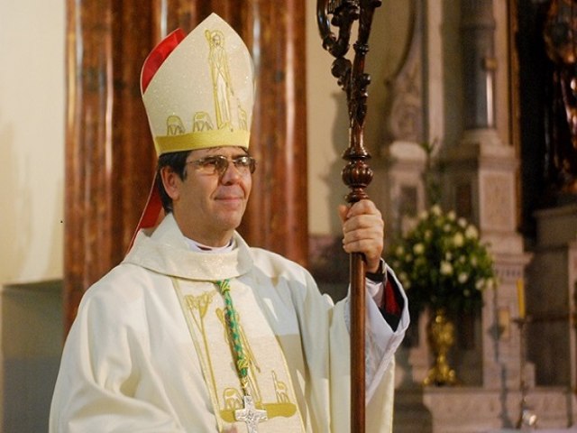 Dom Carlos Alberto Breis receber imposio do plio arquiepiscopal do Nncio Apostlico