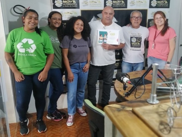 Recicleiros entrega Certificado de Parceria à Rádio Nova Alternativa