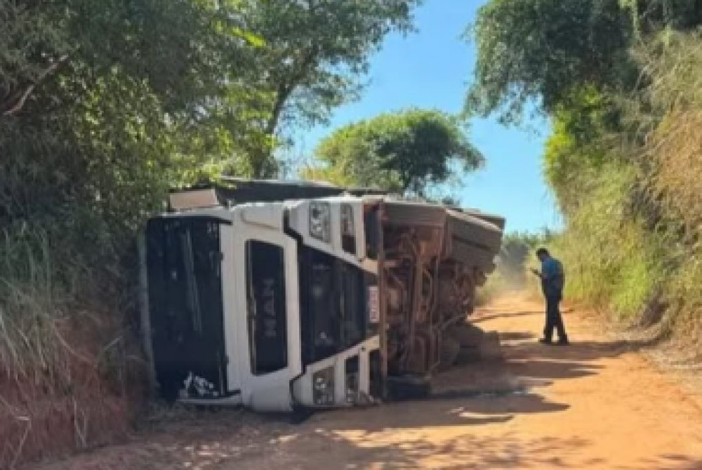 Carreta tomba na Estrada da Corredeira e gera preocupa��o em rota que liga Gar�a a Piraju�.