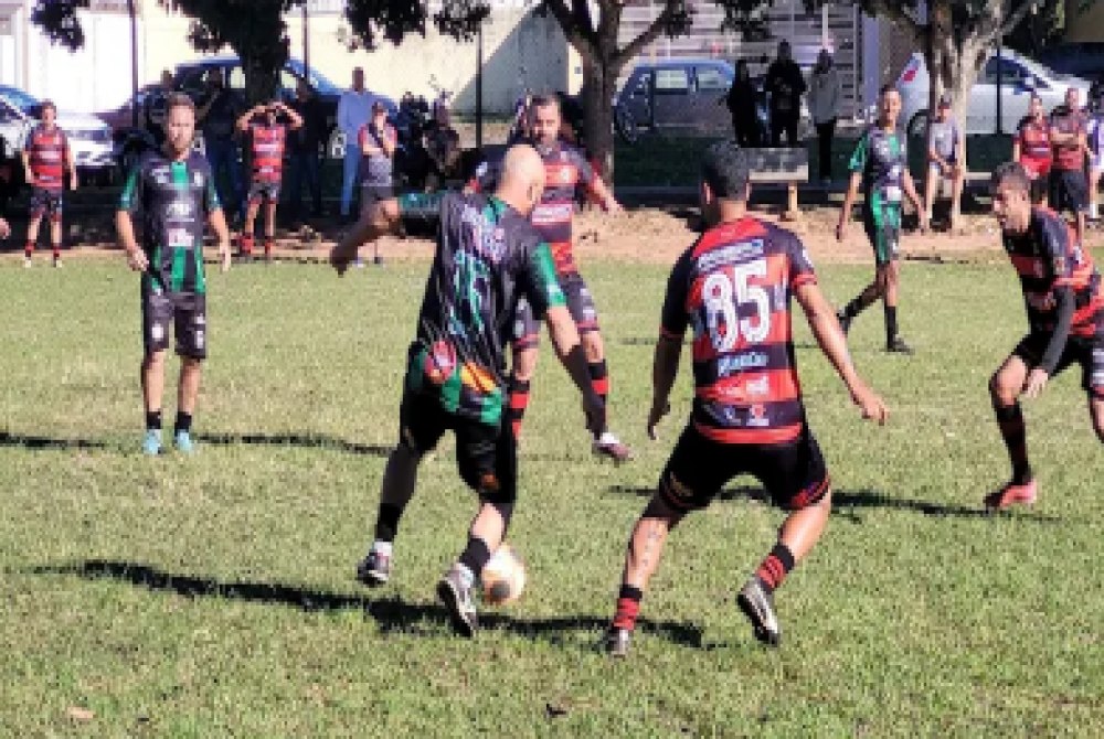 Flamengo vence a assume lideran�a isolada do futebol Su��o.