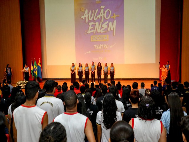 Mais de mil alunos participam do aulo T Ligado no Enem no Teatro Palcio das Artes, em Porto Velho