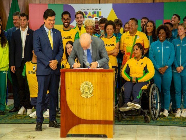 Lula e ministro Fufuca assinam reajuste do programa Bolsa Atleta, que completa 20 anos em 2024