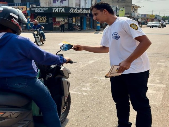 Blitz educativa para motociclistas durante a Expovel orienta sobre segurana no trnsito