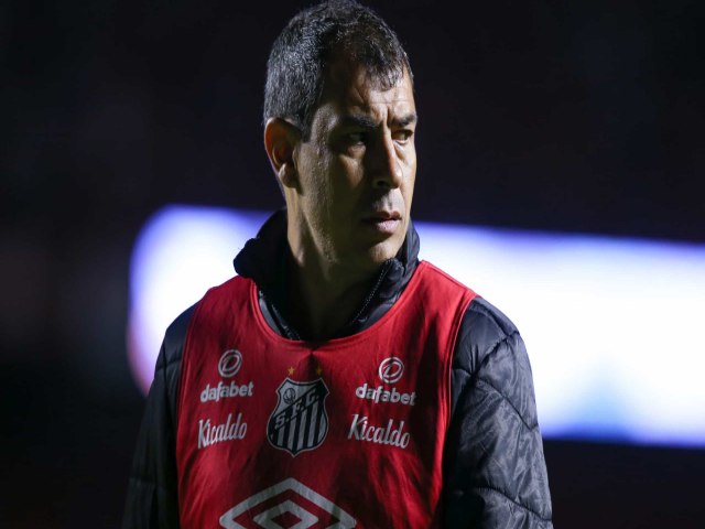 Marcelo Teixeira usa as redes sociais e anuncia a permanncia de Carille no comando do Santos na Serie B