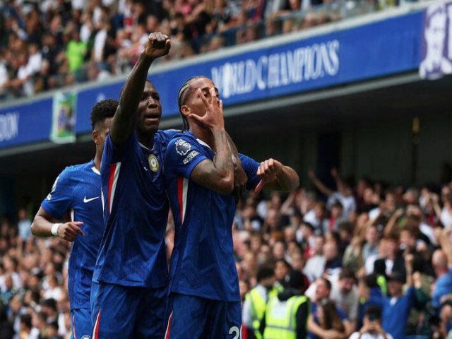 Jo�o Pedro marca e Est�v�o sai aplaudido de p� em triunfo do Chelsea sobre o Fulham