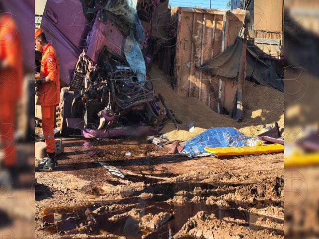 Acidente entre carretas com vitima fatal causa interdi��o e mobiliza equipes na BR-364 em Candeias do Jamari