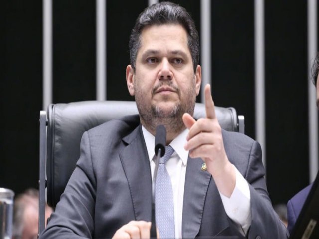 Alcolumbre envia � CCJ proposta da oposi��o alternativa ao fim da 6x1