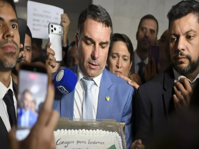 Fl�vio Bolsonaro j� avalia recuo de candidatura presidencial ap�s novos esc�ndalos do Master