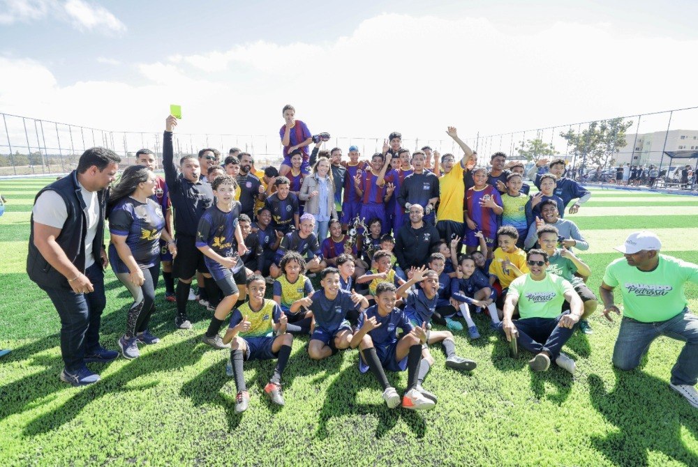 Governadora inaugura campo de grama sint�tica no Itapo� Parque