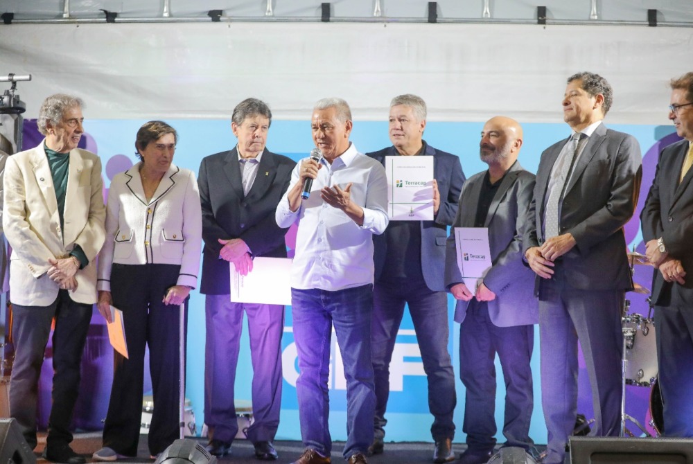 GDF entrega contratos de concess�o de uso a quatro clubes e associa��es