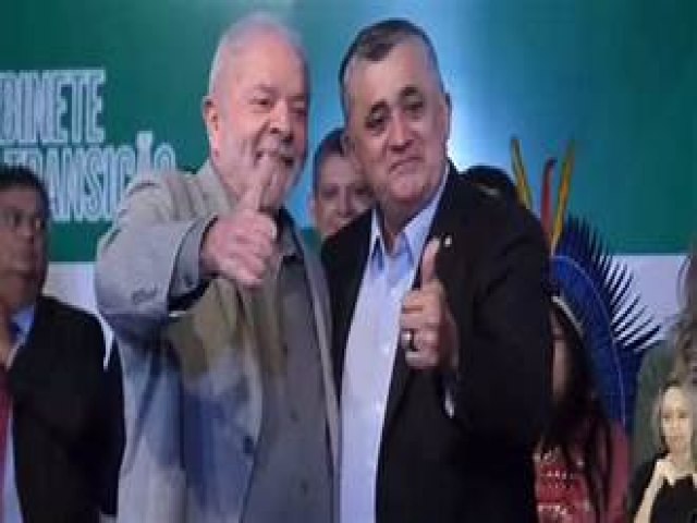 Lula desembarca em Fortaleza para anunciar investimento ao lado de Camilo e Guimares