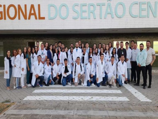 Estudantes da segunda turma do curso de medicina de Quixeramobim visitam Hospital Regional do Serto Central pela primeira vez