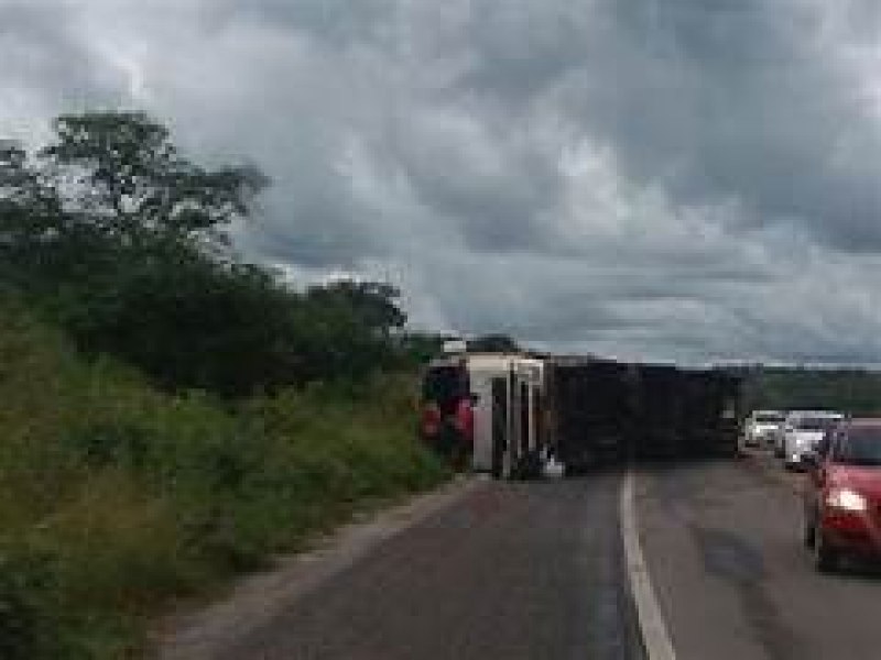 Carreta com leo queimado tomba na BR-020, em Madalena