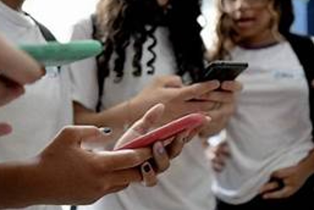 Restri��o de celular chega em 92% das escolas, mas Ensino M�dio � desafio